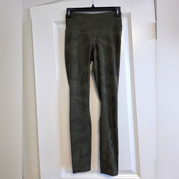 The North Face Women's Olive Green Camo Leggings Size Small - Picture 1 of 4